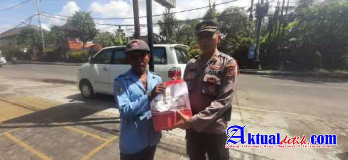 Polsek Densel Salurkan Bantuan Kemanusiaan Untuk Negeri Kepada Juru Parkir Sepanjang Jalan Danau Buy