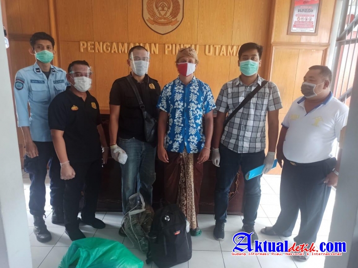 Kantor lmigrasi Kelas l TPI Denpasar Jemput WNA Asal Rusia dengan standar Prokes Covid -19