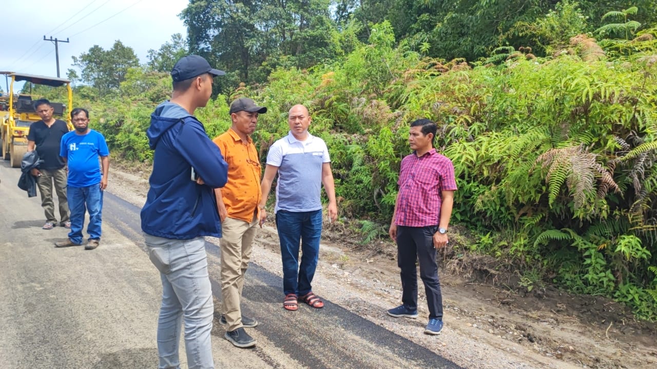 Bupati Tapanuli Utara Nikson Nababan Turun Langsung Tinjau Peningkatan Jalan Hotmix