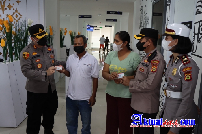 Bertepatan Hari Bhayangkara ke-76, Kapolres Karangasem Berikan SIM Gratis Kepada 4 Warga Beruntung