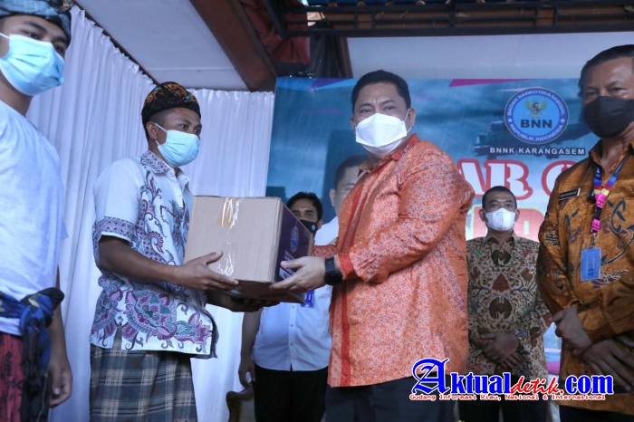 Kepala BNN RI Serahkan Ratusan Paket Sembako dalam Kunker di Karangasem