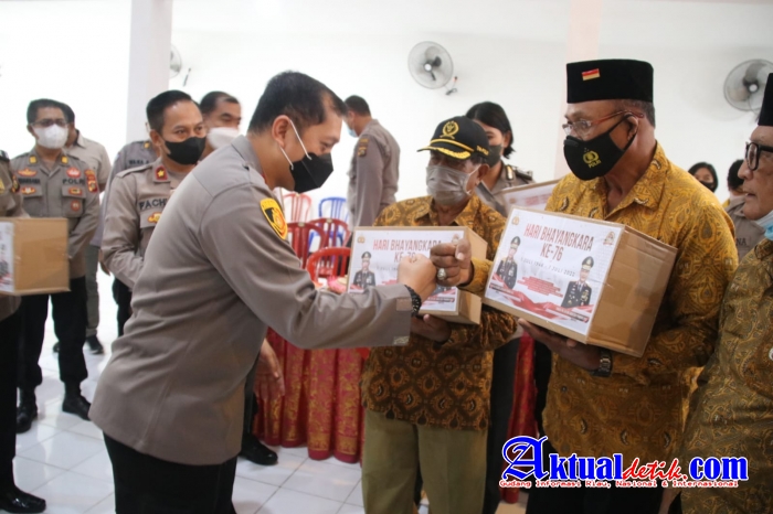 Rangkaian Hari Bhayangkara ke-76, Kapolres Karangasem Serahkan Bansos Kepada PP Polri dan PEPABRI