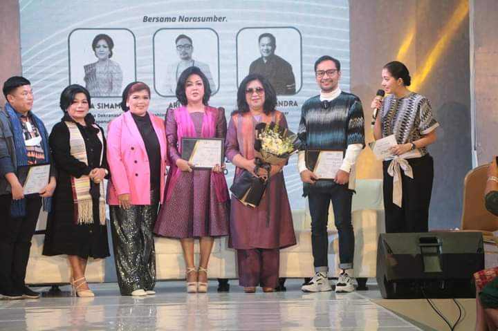 Narasumber di Sumut Fashion Week 2022, Ketua Dekranasda Taput Ajak Kolaborasi Kembangkan Tenun Ulos.