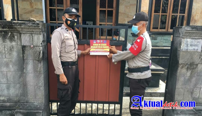 Memudahkan Pendataan Bhabinkamtibmas Polsek Sukawati Pasang Stiker Isoman di Beberapa Desa
