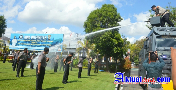 Kapolres Tabanan Pimpin Upacara Korp Raport Kenaikan Pangkat Dengan Cara Unik