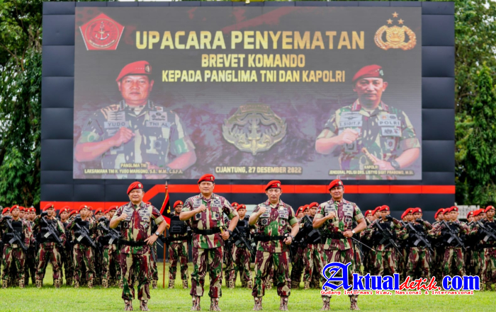Disematkan Baret Merah Kopassus, Kapolri: Jangan Ragukan Sinergisitas TNI-Polri Jaga NKRI