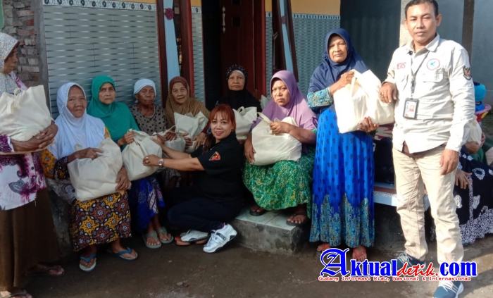 Bentuk Kepedulian Terhadap Para Lansia, Gabungan 4 Media Kaperwil Bali Bagikan Bansos Paket Sembako