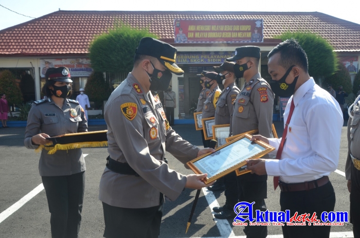 Kapolres Karangasem Beri Penghargaan Anggota Berprestasi Dalam Tugas