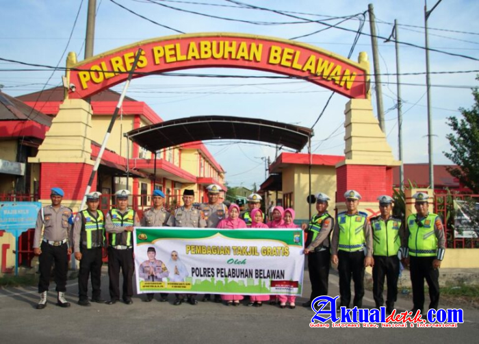 Polres Pelabuhan Belawan Berbagi Takjil Menjelang Berbuka Puasa Kepada Warga Sekitar