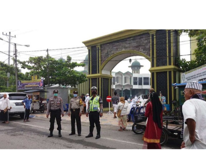 Pastikan Sholat Ied Berjalan Aman dan Lancar, Polresta Deli Serdang Laksanakan Pengamanan