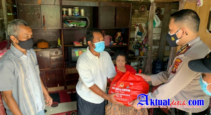 Memperingati HUT Bhayangkara, Kapolsek Lima Puluh Berikan Bantuan Sembako Kepada Warga