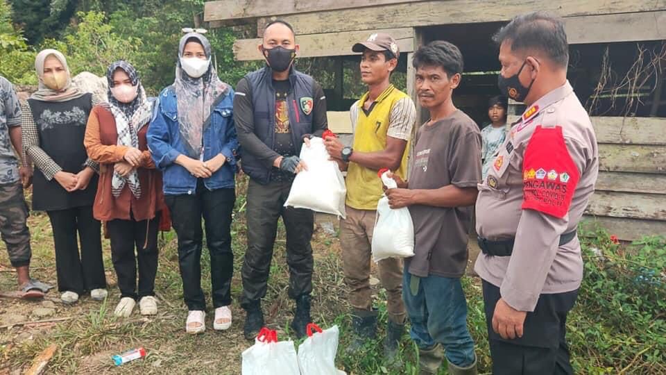 Kapolres Lhokseumawe Serahkan Bantuan Kepada Warga Kurang Mampu di Geureudong Pase