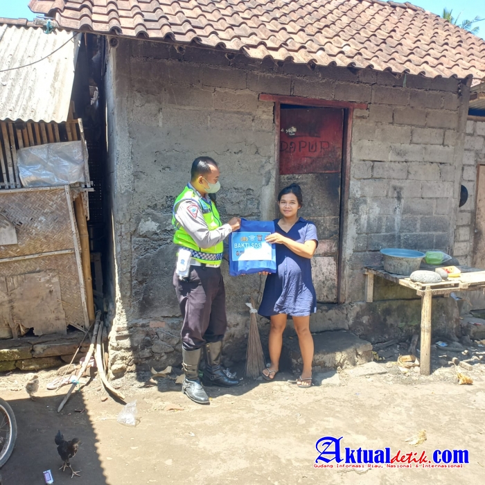 Ringankan Beban Warga Dampak Kenaikan Harga BBM, Polres Karangasem Salurkan Bantuan Sembako