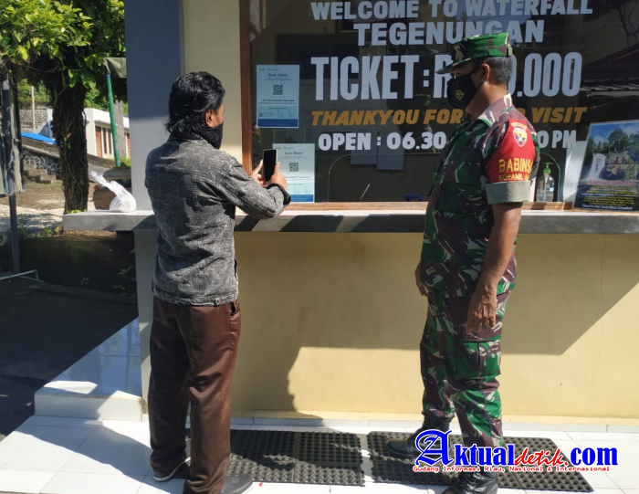 Babinsa 1616-05/Sukawati, Pantau Kegiatan di Obyek Wisata Waterfall Tegenungan