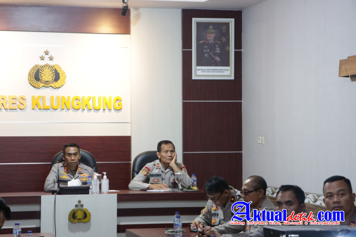 Kapolres Klungkung dan PJU Ikuti ZoomMeeting Pembekalan Pelaksanaan Survei Penilaian Integritas 2023