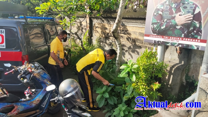 Tingkatkan Kesadaran, Kapolsek Gianyar Pimpin Giat Korve Bersihkan Lingkungan Mako