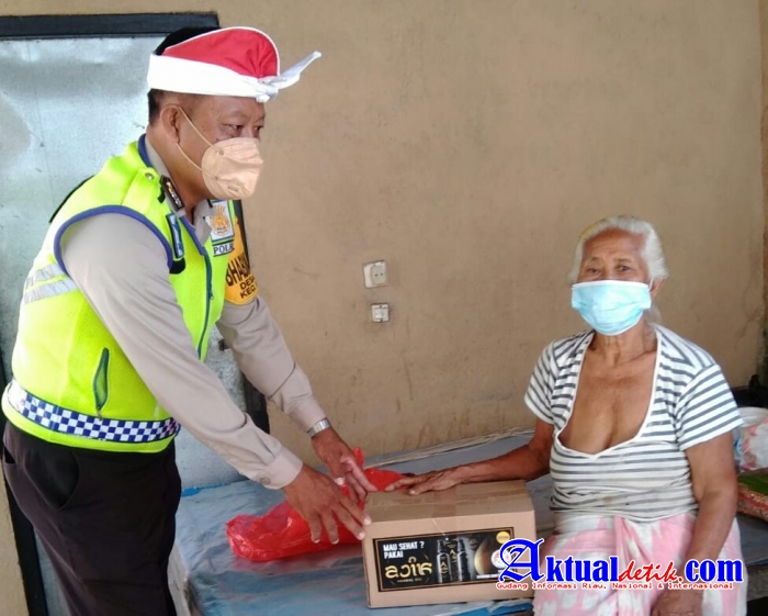 Wujud Kepedulian Pada Masyarakat Terdampak, Polsek Sukawati Bagikan Sembako Gratis