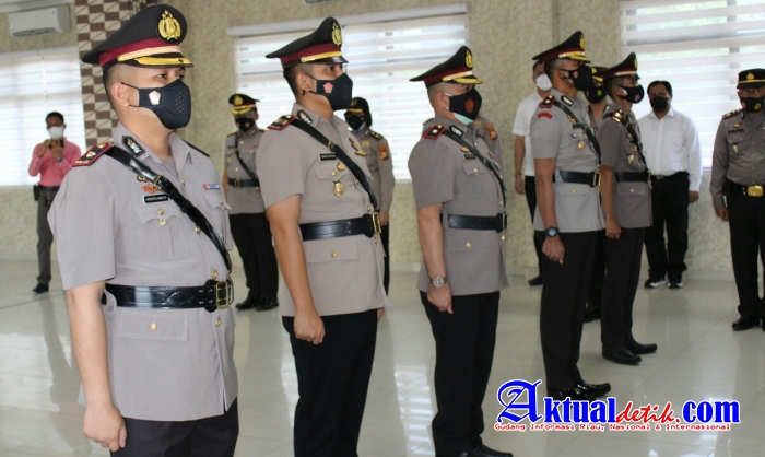 Kapolresta Pekanbaru Pimpin Upacara Sertijab Waka Dan Kapolsek