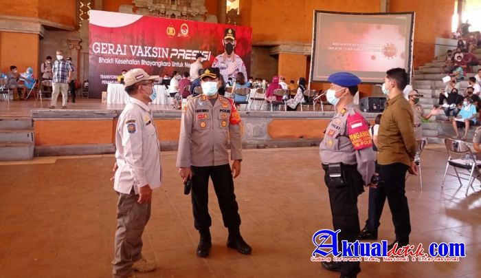 Antusias Masyarakat Buleleng Datang ke Gedung Kesenian Gde Manik Untuk Mendapatkan Vaksin