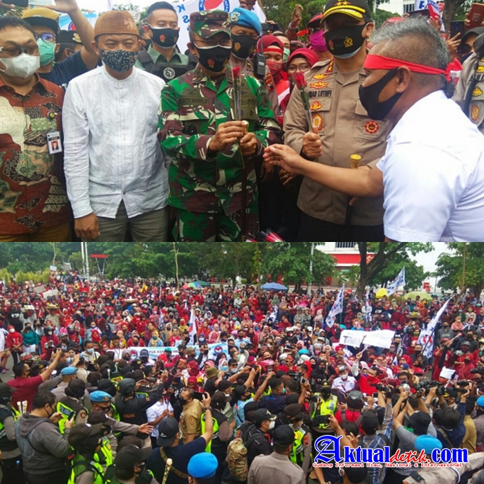 Polisi dan Pendemo Berbagi Bunga Dalam Unjuk Rasa Tolak Omnibus Law