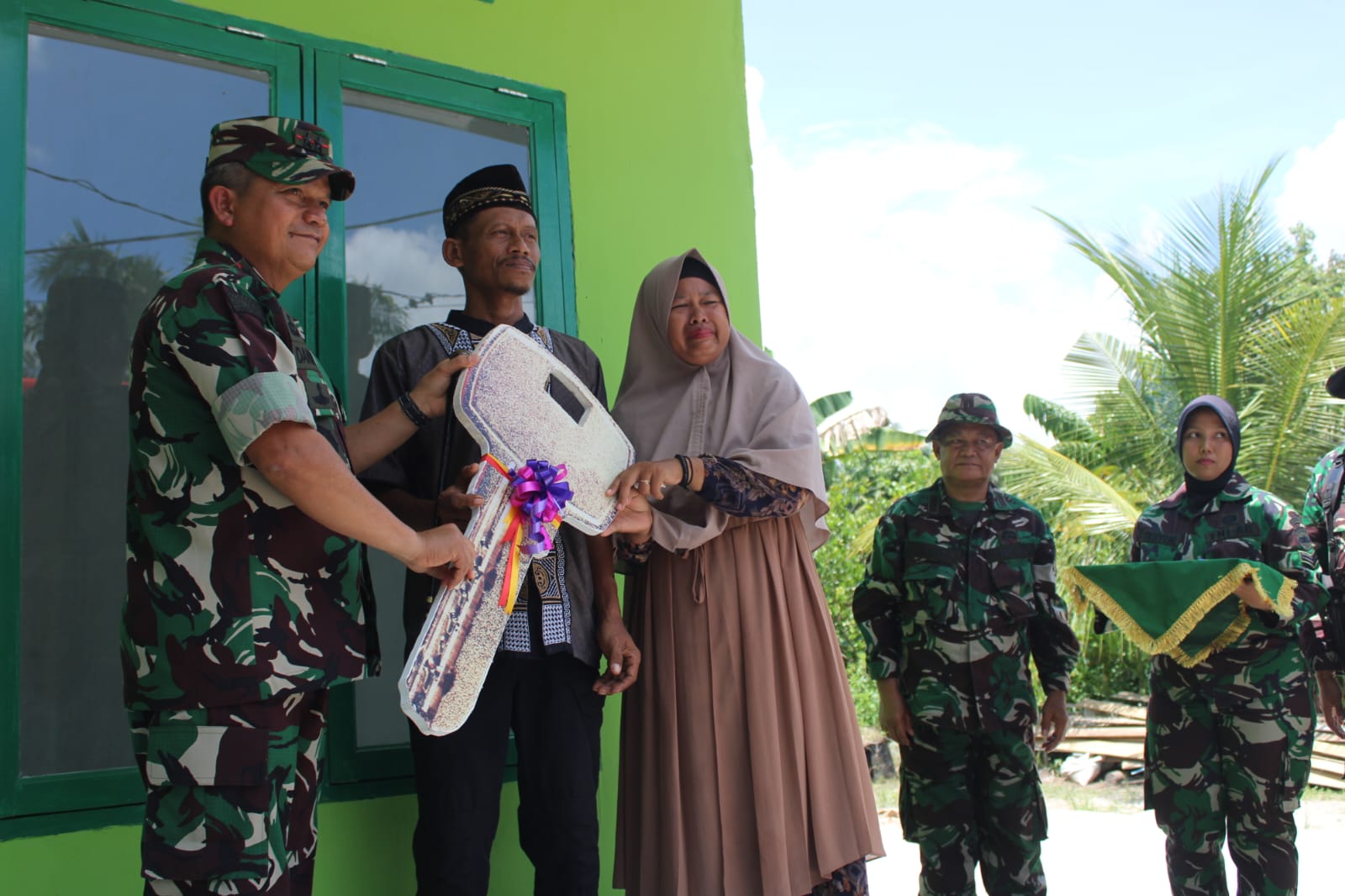 Tutup TMMD ke 114, Kodim 0301/Pekanbaru, Pangdam I/BB Serahkan Kunci Rumah Kepada Keluarga Prahara