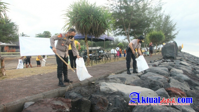 Sambut Hari Bhayangkara ke 75 Polres Gianyar Gelar Bhakti Sosial di Pantai Masceti