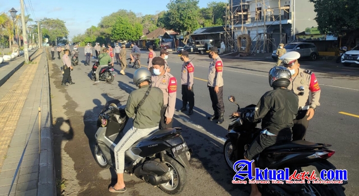 Kegiatan Penyekatan di Pintu Masuk Kabupaten Karangasem dilaksanakan Secara Tegas dan Humanis