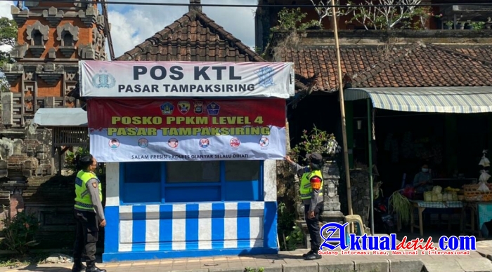 Polsek Tampaksiring Laksanakan Pemasangan Spanduk Posko PPKM Level 4 di Pasar Tradisional