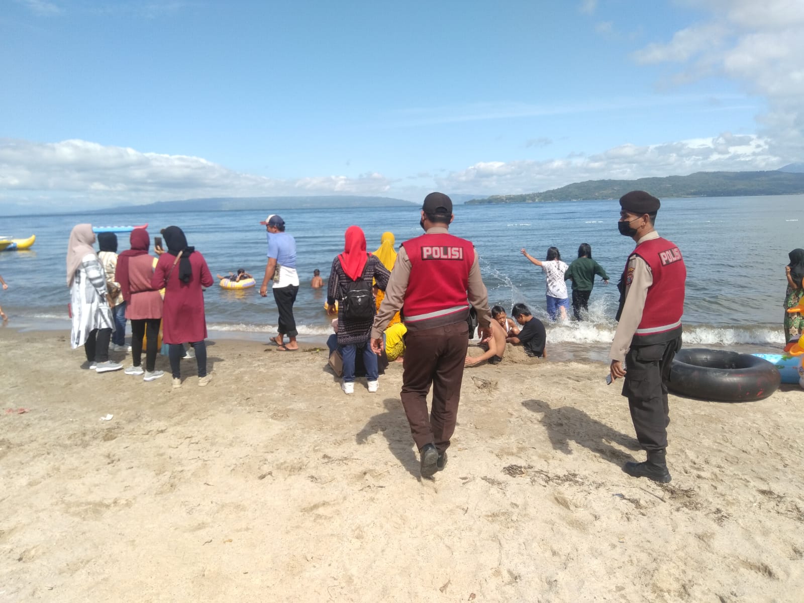 Berikan Rasa Aman Kepada Masyarakat, Sat Samapta Polres Toba Laksanakan patroli dan pengaturan arus 