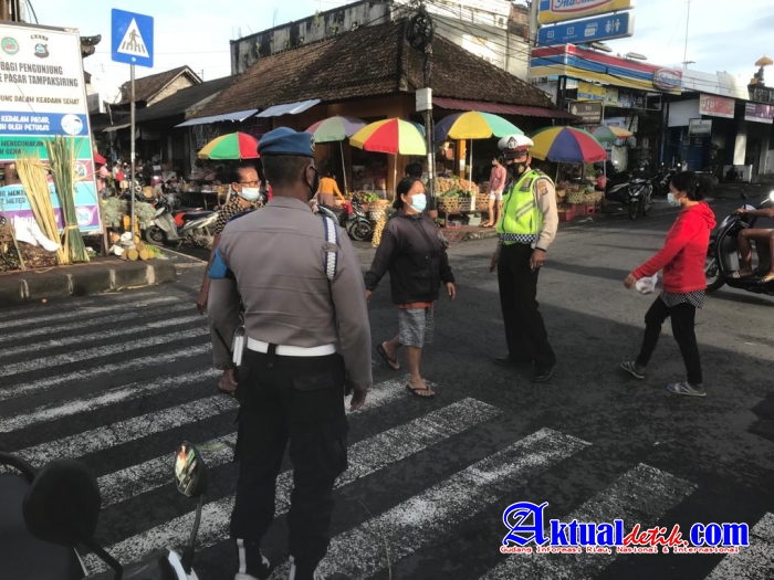 Jelang Hari Raya Suci Galungan, Kapolsek Tampaksiring Terjunkan Personel Giat Pengaturan Lalu-Lintas