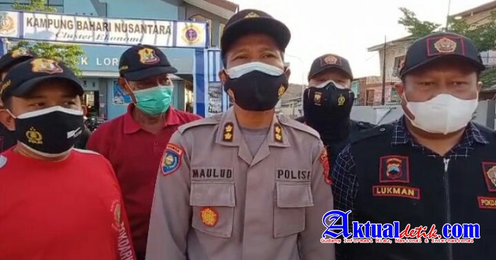 Pokdarkamtibmas Jateng Lakukan Penyemprotan dan Bagi Masker di Pasar Tambak Lorok