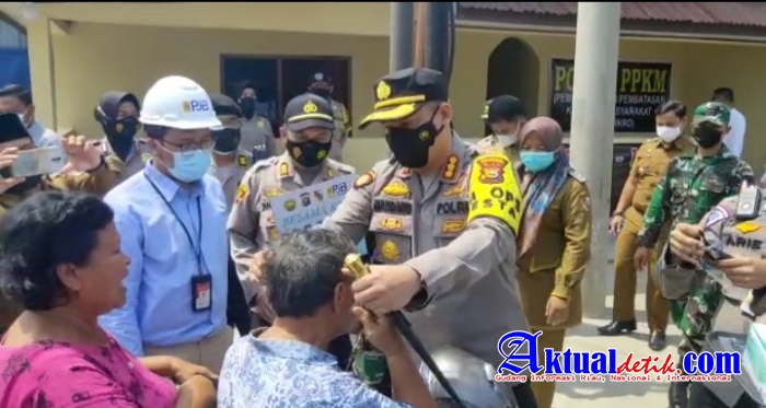 Kapolresta Pimpin Bagikan 1000 Pcs Masker di Posko Covid-19 Jalan Hangtuah Pekanbaru