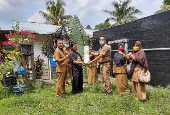Pemko Pekanbaru Serahkan Bantuan Bibit Kepada 10 Poktan