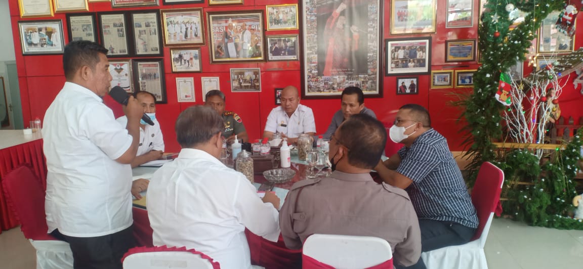 Bupati Taput Nikson Nababan Pimpim Rapat Forkopimda Bahas Kerusakan Tanggul Sungai Aek Sigeaon.