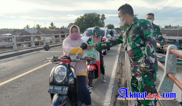 Prajurit Korem 045/Gaya Bagi Takjil dan Pantau Prokes Warga