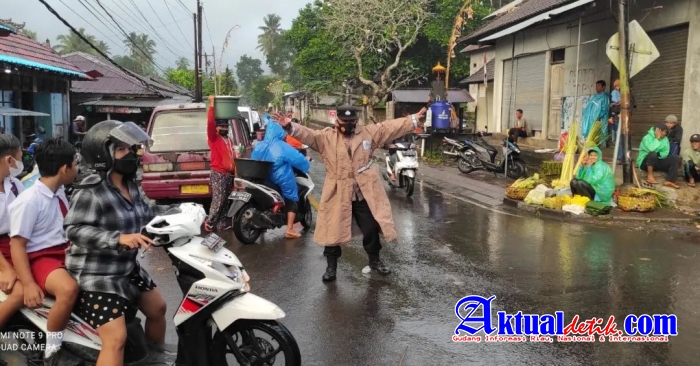 Meski Hujan, Personil Polsek Abang Tetap Layani Masyarakat Para Pengguna Jalan