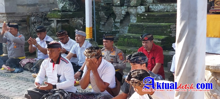 Kapolres Gianyar Melaksanakan Sembahyang Bersama Dengan Masyarakat Desa Adat Bedulu