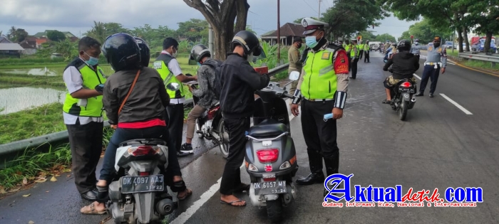 Petugas Gabungan Ops Patuh Agung 2021, Lakukan Penyekatan dan Bagikan Masker di Simpang Masceti