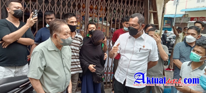 Toko di Kesawan Patuhi Aturan