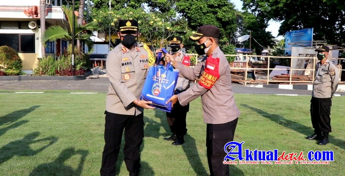 Kapolres Tabanan Menyerahkan Beras Bantuan Polda Bali dalam rangka PPKM Darurat Tni-Polri