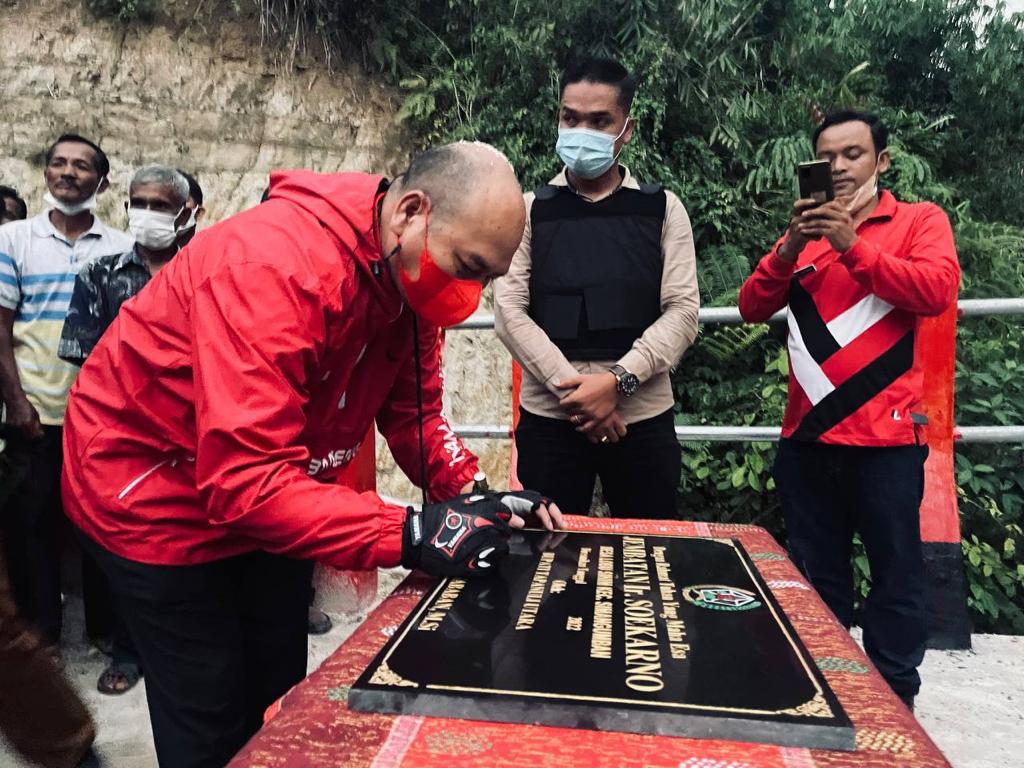 Bupati Taput Resmikan Jembatan Ir.Soekarno Desa Lobu Sihim Kecamatan Simangumban.