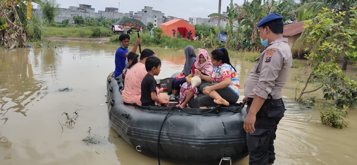 Tergenang Banjir, Sat Polair Polres Serdang Bedagai Bantu Warga Menuju ke TPS