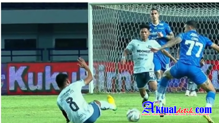 Diwarna Hujan Gol, Persib Bandung Gilas Persita Tangerang 5 - 0 