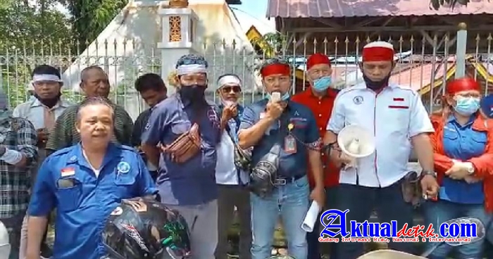 Unjuk Rasa Aliansi Pers Geruduk Kantor Gubernur Riau