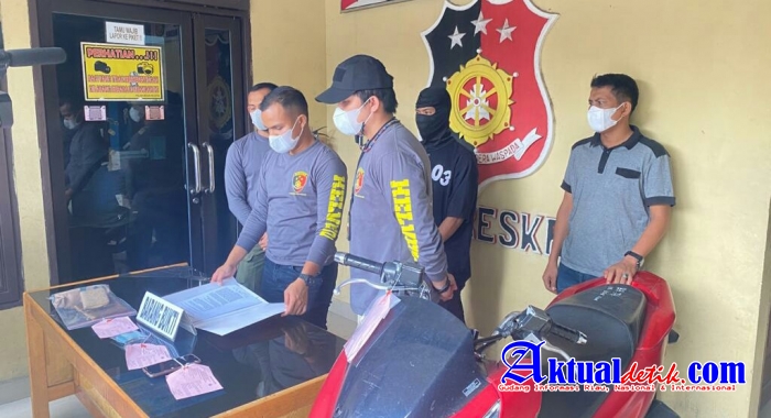 HT Pelaku 365 Apes Saat Beraksi Terlihat Tekap Polsek Medan Helvetia Sedang Patroli