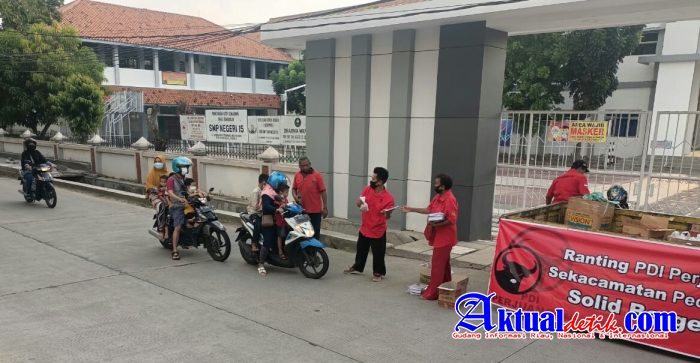 Ranting PDI Perjuangan Sekecamatan Pedurungan Membagikan 500 Takjil dan Buku Bacaan