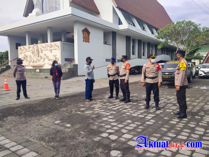Kabag SDM Polres Gianyar, Pimpin Giat Pengamanan Ibadah di Gereja Santa Maria Ratu Rosari