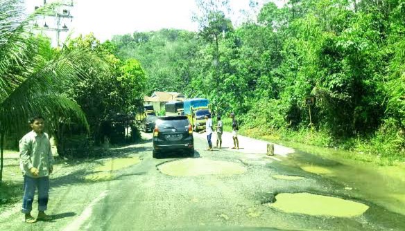 Rusak Parah, Masyarakat Berharap Jalan Penghubung Riau - Sumbar Diperbaiki