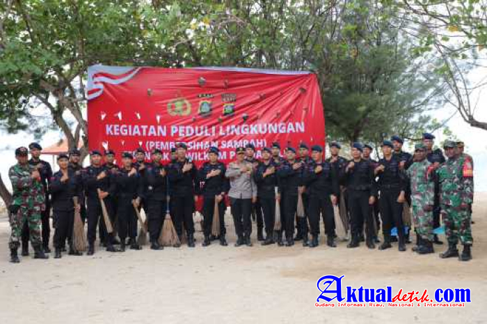 Peduli Lingkungan, Polda Bali Bersihkan Kawasan Pantai Karang