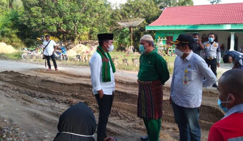 Jalan Rusak di Pelalawan, Bupati H.Zukri Tegaskan Perusahaan Lakukan Perawatan Dari Awal